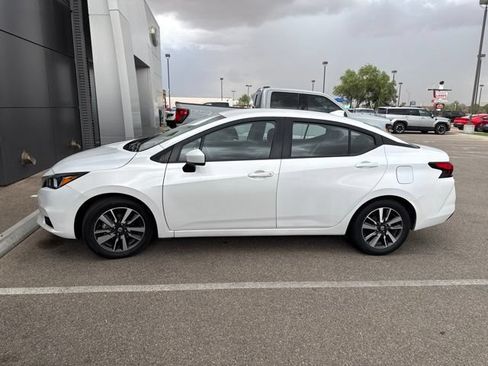 Used 2022 Nissan Versa SV FWD image 2