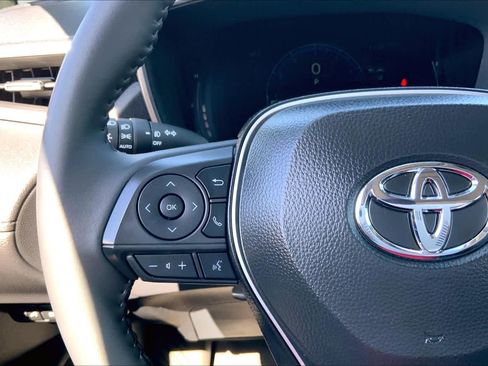 Used 2025 Toyota Corolla Cross XLE w/ Convenience Package image 21