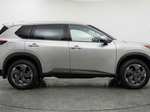 Used 2025 Nissan Rogue SV FWD image 11