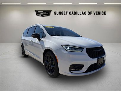 Used 2023 Chrysler Pacifica Limited w/ S Appearance Package
