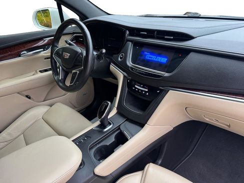 Used 2017 Cadillac XT5 Luxury w/ Driver Awareness Package AWD/4WD image 4