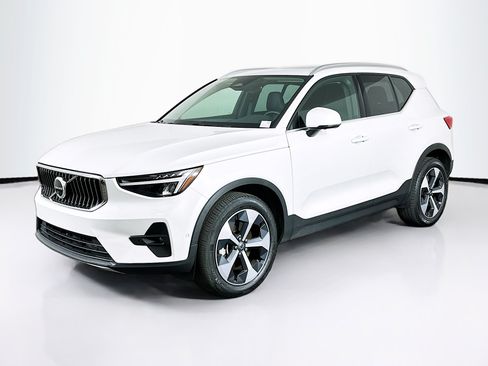Used 2025 Volvo XC40 B5 Plus AWD/4WD image 3