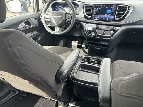 Used 2023 Chrysler Pacifica Touring FWD image 34