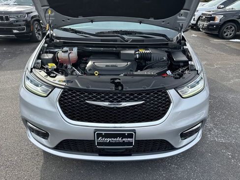 Used 2024 Chrysler Pacifica Touring-L image 10