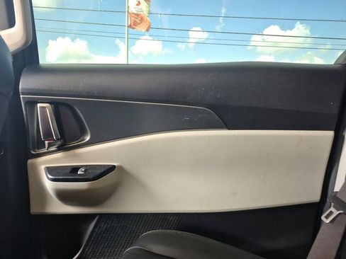 Used 2022 Kia Carnival LX FWD image 22
