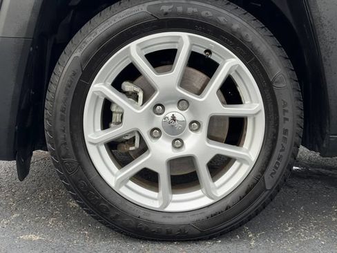 Used 2021 Jeep Renegade Latitude FWD image 11