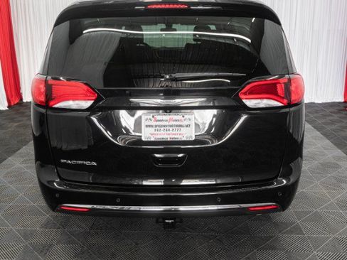 Used 2018 Chrysler Pacifica Touring-L FWD image 12