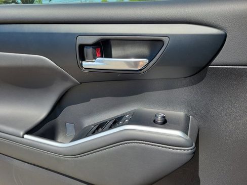 Used 2025 Toyota Highlander XLE image 9