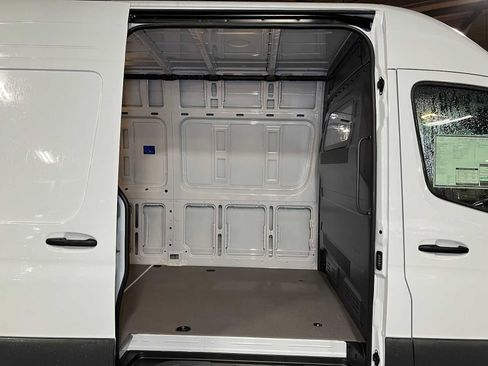 Used 2024 Mercedes-Benz Sprinter 2500 image 12