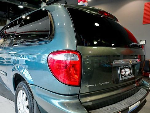 Used 2006 Chrysler Town & Country Touring FWD image 12