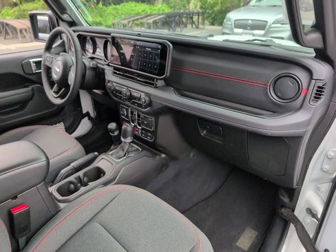 Used 2025 Jeep Wrangler Unlimited Rubicon AWD/4WD image 32