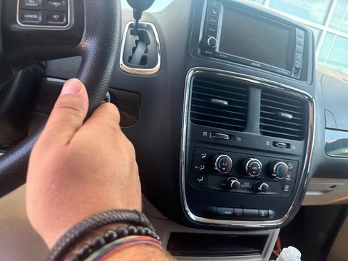 Used 2018 Dodge Grand Caravan SE w/ UConnect Hands-Free Group FWD image 2