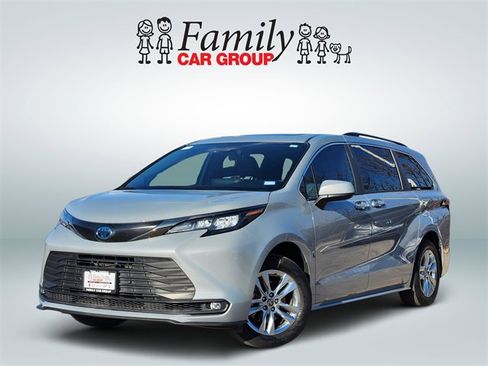 Used 2023 Toyota Sienna XLE Woodland Edition image 1