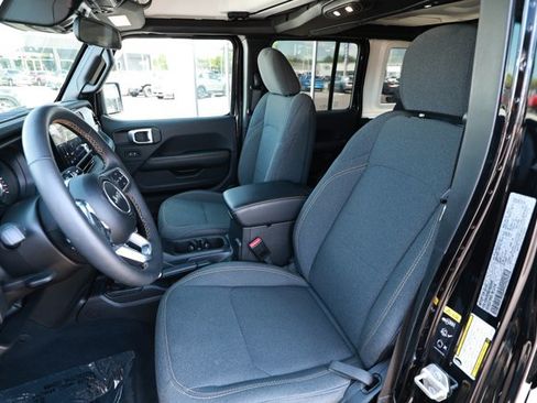 Used 2025 Jeep Wrangler Unlimited Sahara AWD/4WD image 22