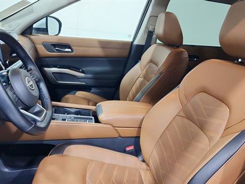 Certified 2025 Nissan Pathfinder Platinum FWD image 12