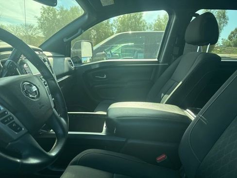 Used 2018 Nissan Titan SV w/ SV Convenience Package image 6