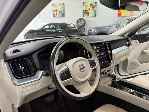 Used 2018 Volvo XC60 T6 Momentum w/ Advanced Package image 11