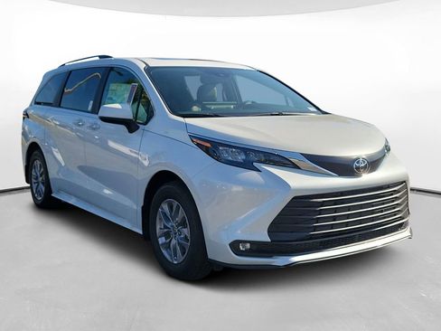 New 2026 Toyota Sienna XLE FWD image 3
