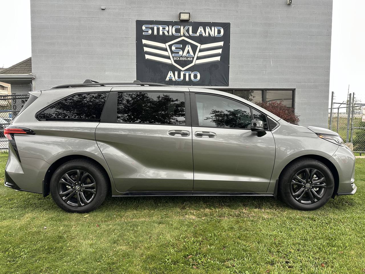 Used 2026 Toyota Sienna XSE AWD/4WD image 5