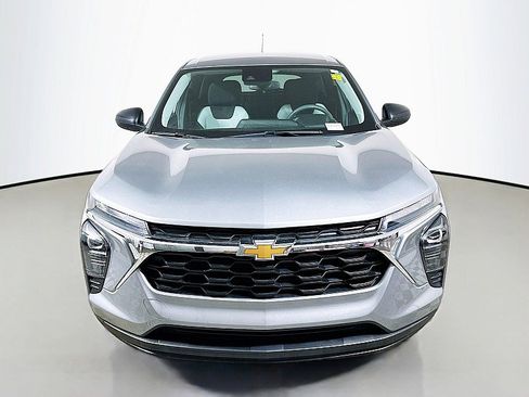 Used 2024 Chevrolet Trax LS FWD image 2
