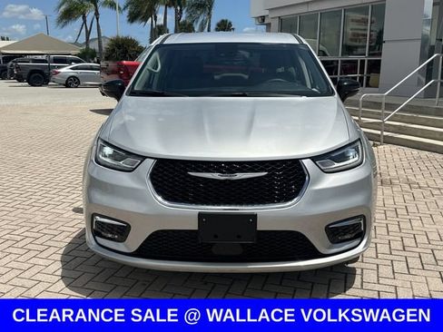 Used 2024 Chrysler Pacifica Touring-L FWD image 2