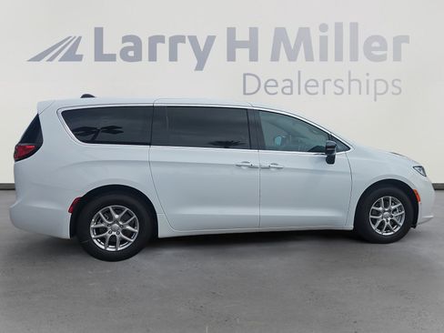 New 2026 Chrysler Pacifica Select image 6