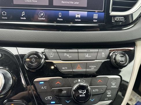 Used 2024 Chrysler Pacifica Touring-L FWD image 18