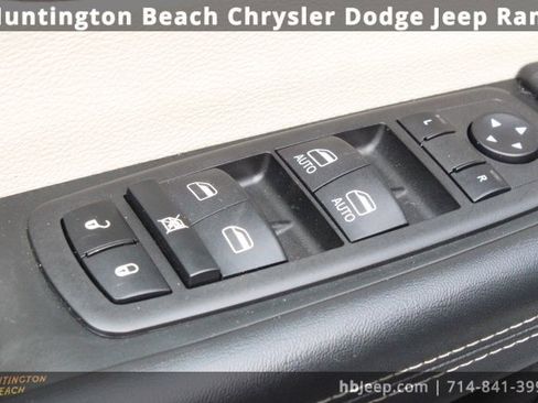 Used 2023 Chrysler Pacifica Touring-L image 11