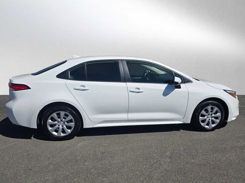 Used 2025 Toyota Corolla LE w/ Convenience Package image 2