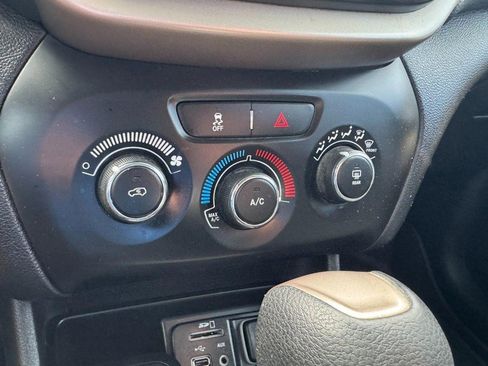 Used 2018 Jeep Cherokee Latitude w/ Altitude Package AWD/4WD image 19