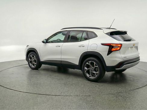 Used 2025 Chevrolet Trax LT w/ LT Convenience Package image 6