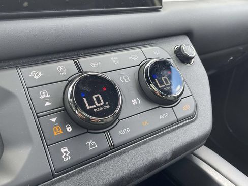 Used 2025 Land Rover Defender 110 AWD/4WD image 28