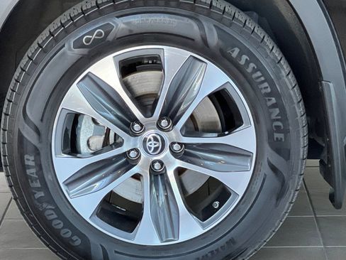 Certified 2024 Toyota Highlander XLE AWD/4WD image 27