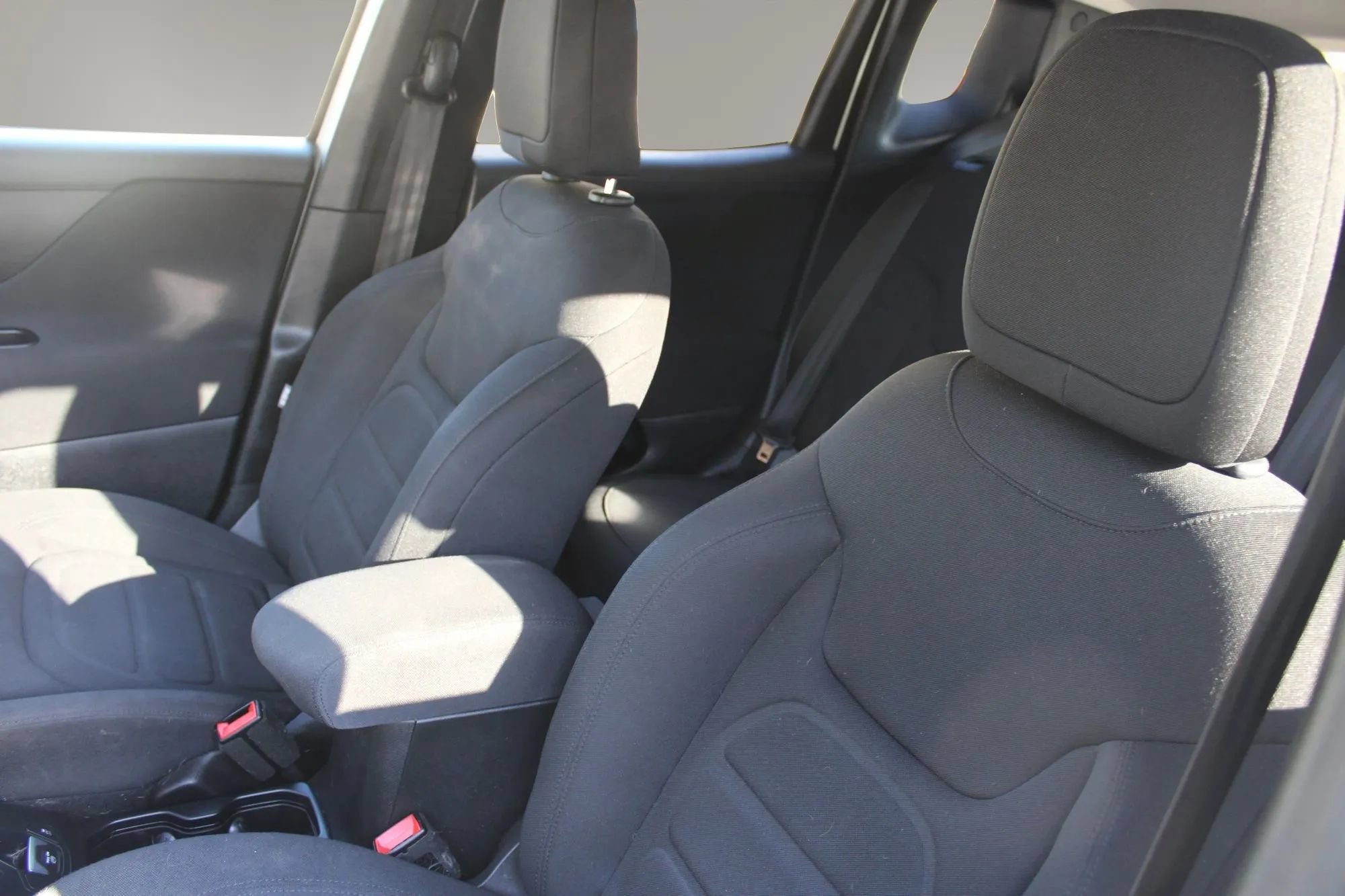 Used 2019 Jeep Renegade Latitude FWD image 15