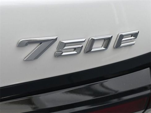 New 2026 BMW 750e xDrive w/ Premium Package image 29