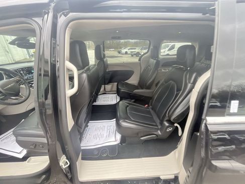 Used 2024 Chrysler Pacifica Touring-L image 13