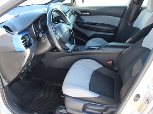 Used 2019 Toyota C-HR XLE image 11