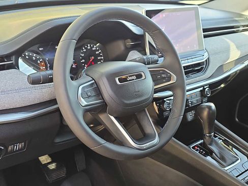 Used 2022 Jeep Compass Latitude image 2