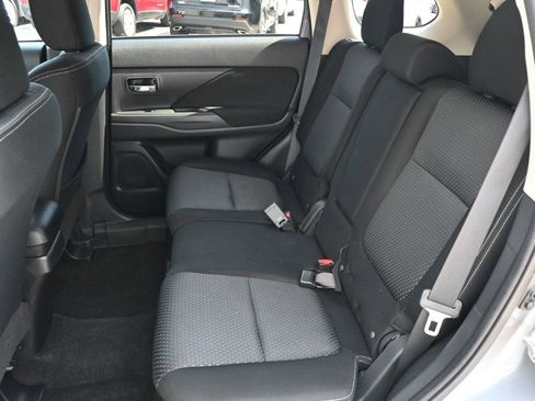 Used 2017 Mitsubishi Outlander SE FWD image 17