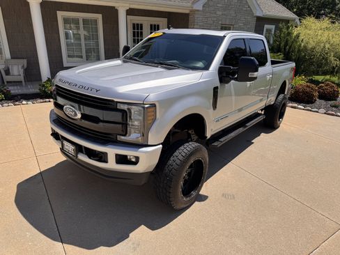 Used 2019 Ford F250 Lariat w/ Lariat Ultimate Package AWD/4WD image 26