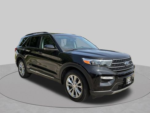 Used 2023 Ford Explorer XLT w/ Equipment Group 202A AWD/4WD image 2