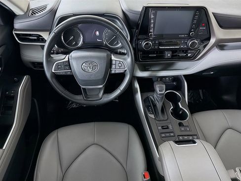 Used 2022 Toyota Highlander XLE image 3
