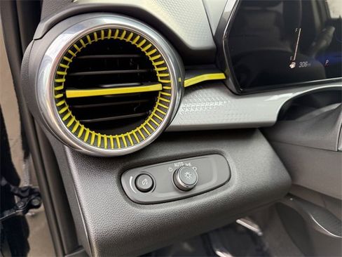 Used 2025 Chevrolet Trax LT w/ Driver Confidence Package image 17