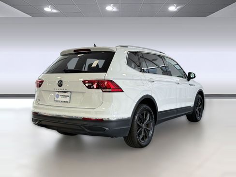Used 2024 Volkswagen Tiguan SE w/ Panoramic Sunroof Package image 9