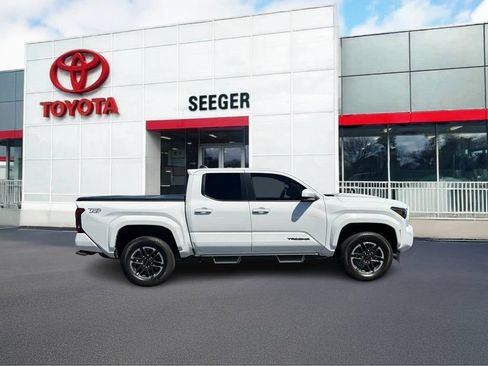 Used 2025 Toyota Tacoma TRD Sport AWD/4WD image 2