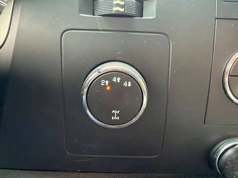 Used 2010 Chevrolet Silverado 2500 LT w/ Interior Plus Package AWD/4WD image 16