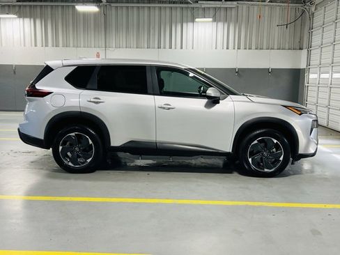 Used 2024 Nissan Rogue SV image 17