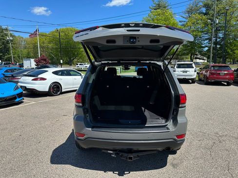 Used 2019 Jeep Grand Cherokee Laredo AWD/4WD image 31