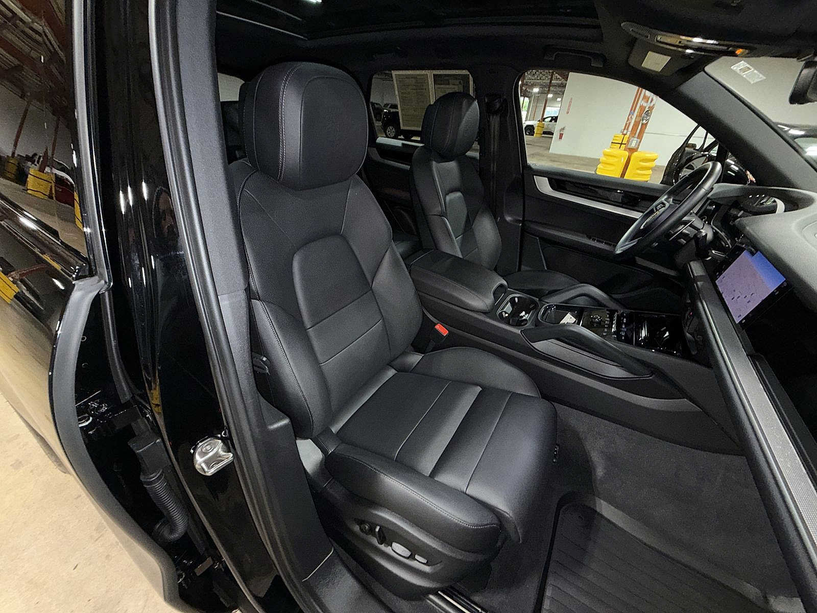 Used 2024 Porsche Cayenne AWD/4WD image 16