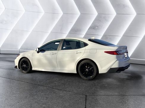 Used 2025 Toyota Camry SE image 6